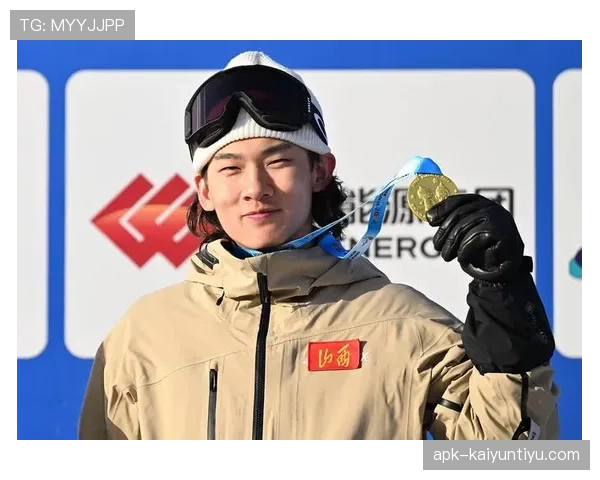 苏翊鸣比赛间隙竟然还带着私人助理，这待遇跟明星经纪人差不多了吧？